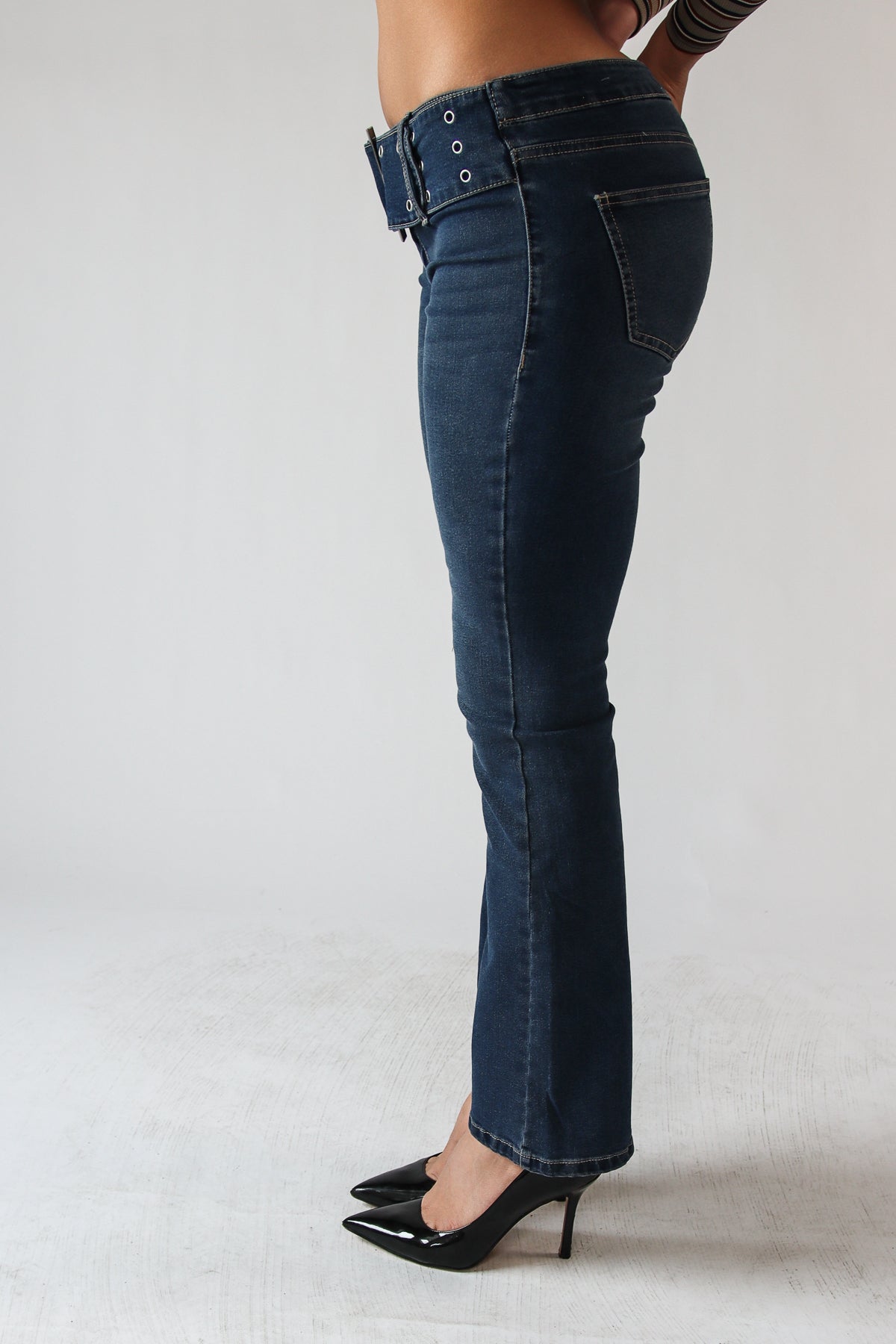 Low Rise Bootcut Belted Jeans Med Wash