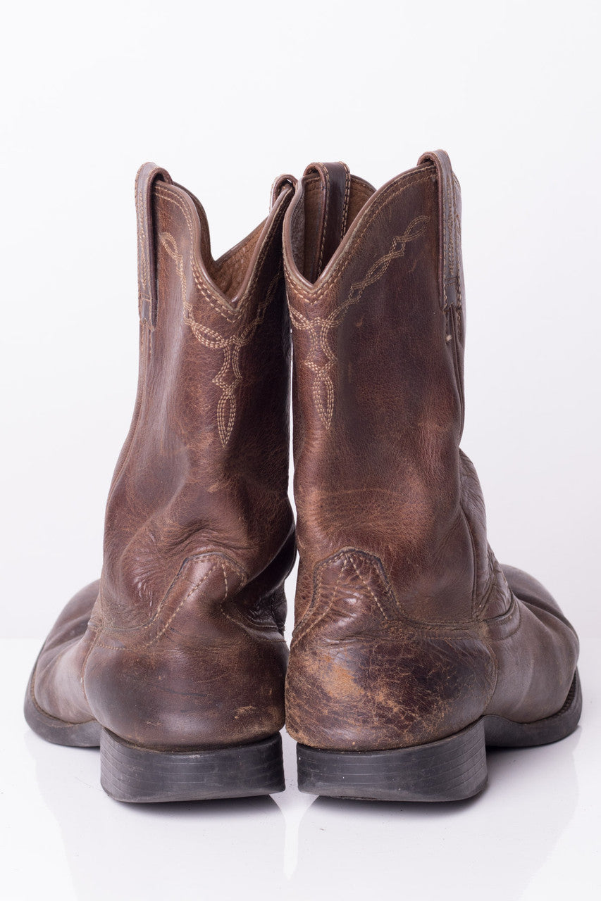 Round Toe Ariat Cowboy Boots (8.5D)