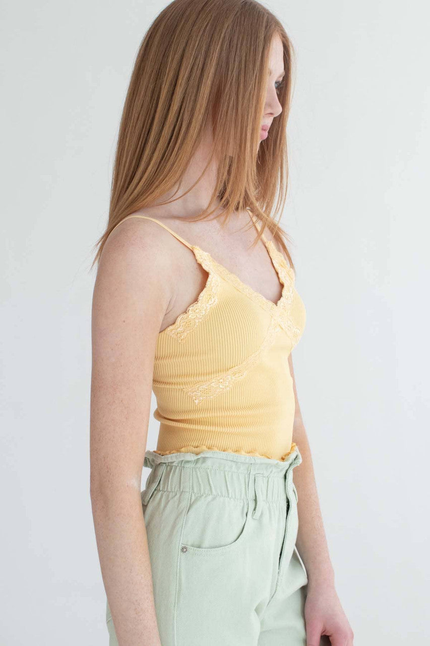 Banana Seamless Lace Trim Crop Cami