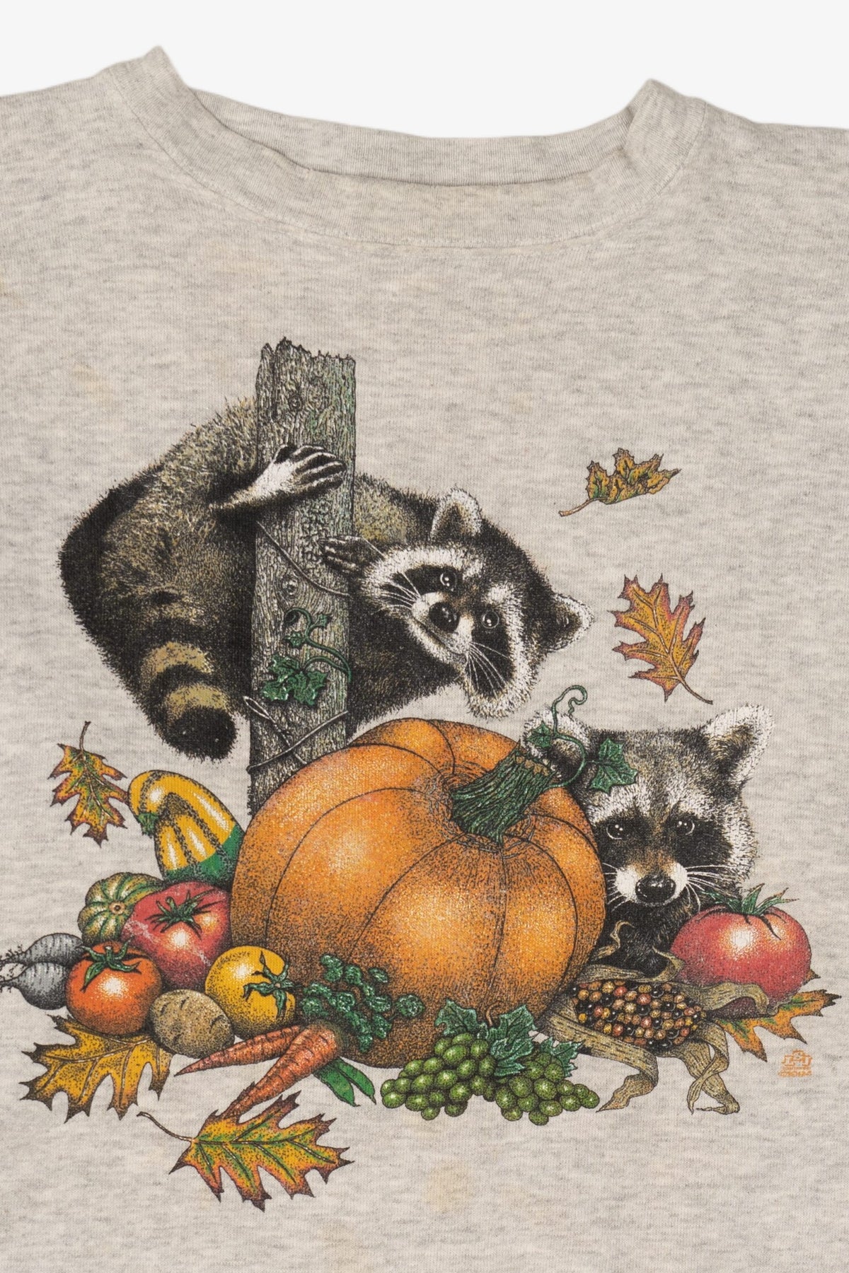 Vintage Light Gray Raccoons Autumn Harvest Sweatshirt (1990s)