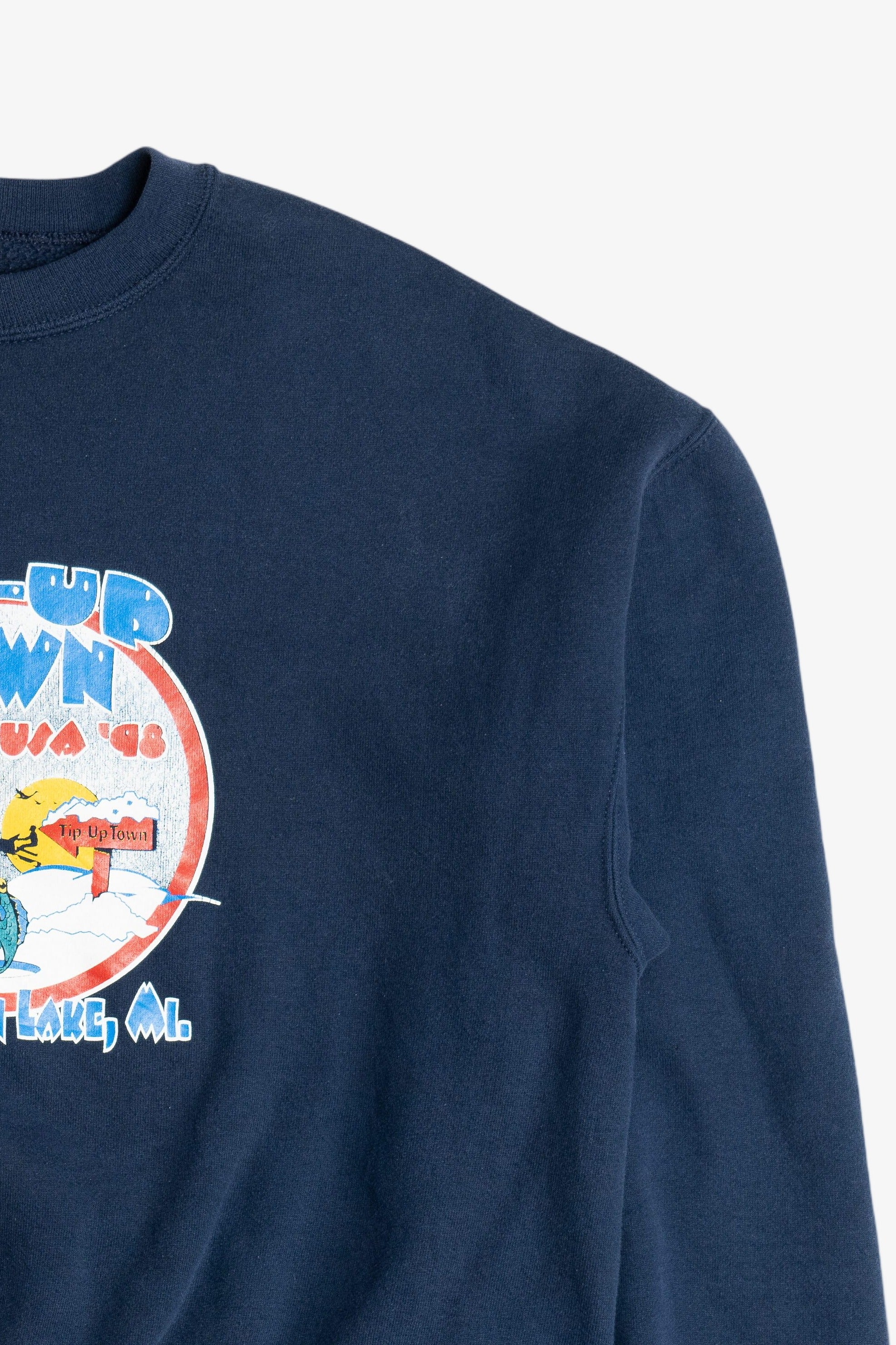 Vintage "Skips Lounge" "Houghton Lake, MI" "USA '98" Penguin Sweatshirt (1990s)