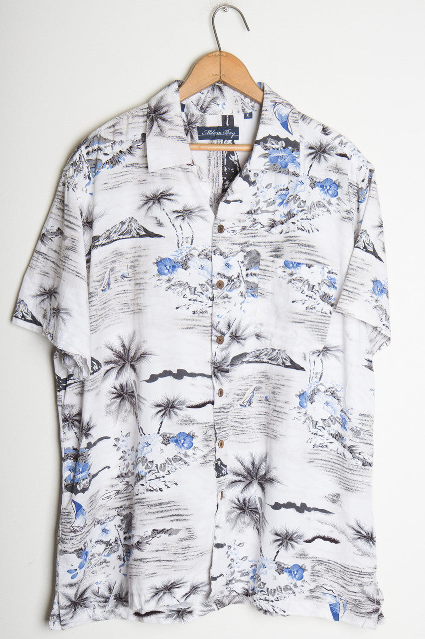 Accented Ocean Scene Vintage Hawaiian