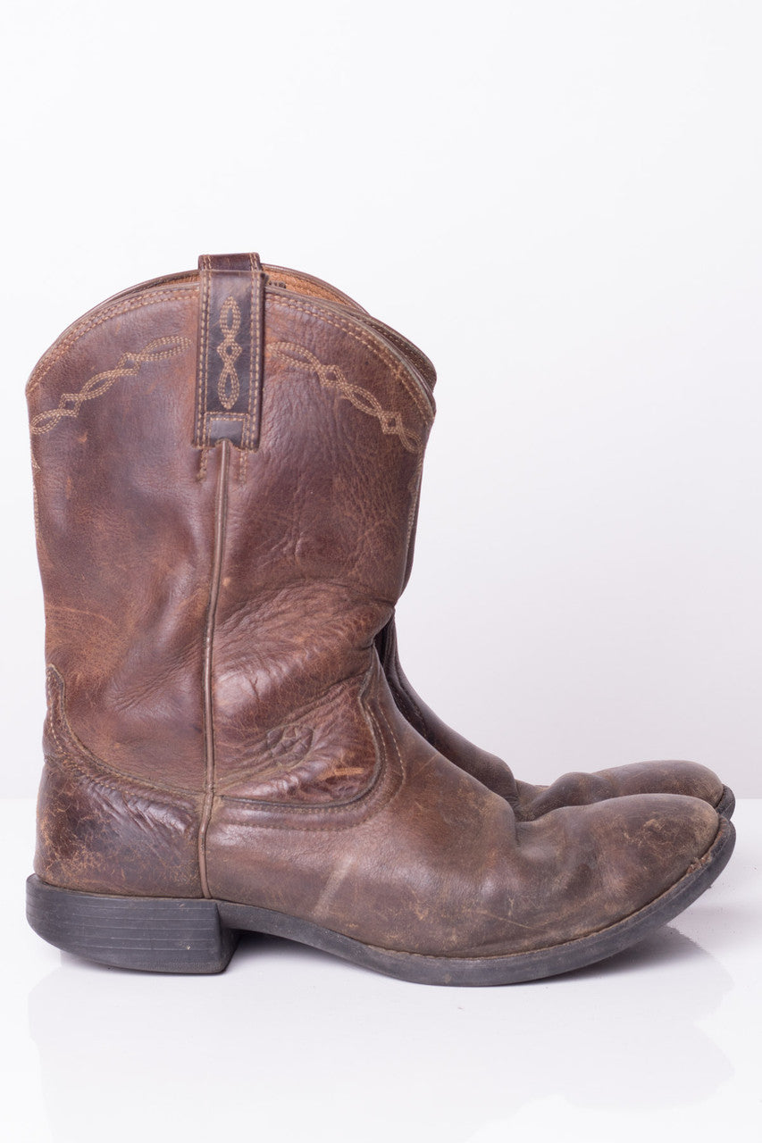 Round Toe Ariat Cowboy Boots (8.5D)