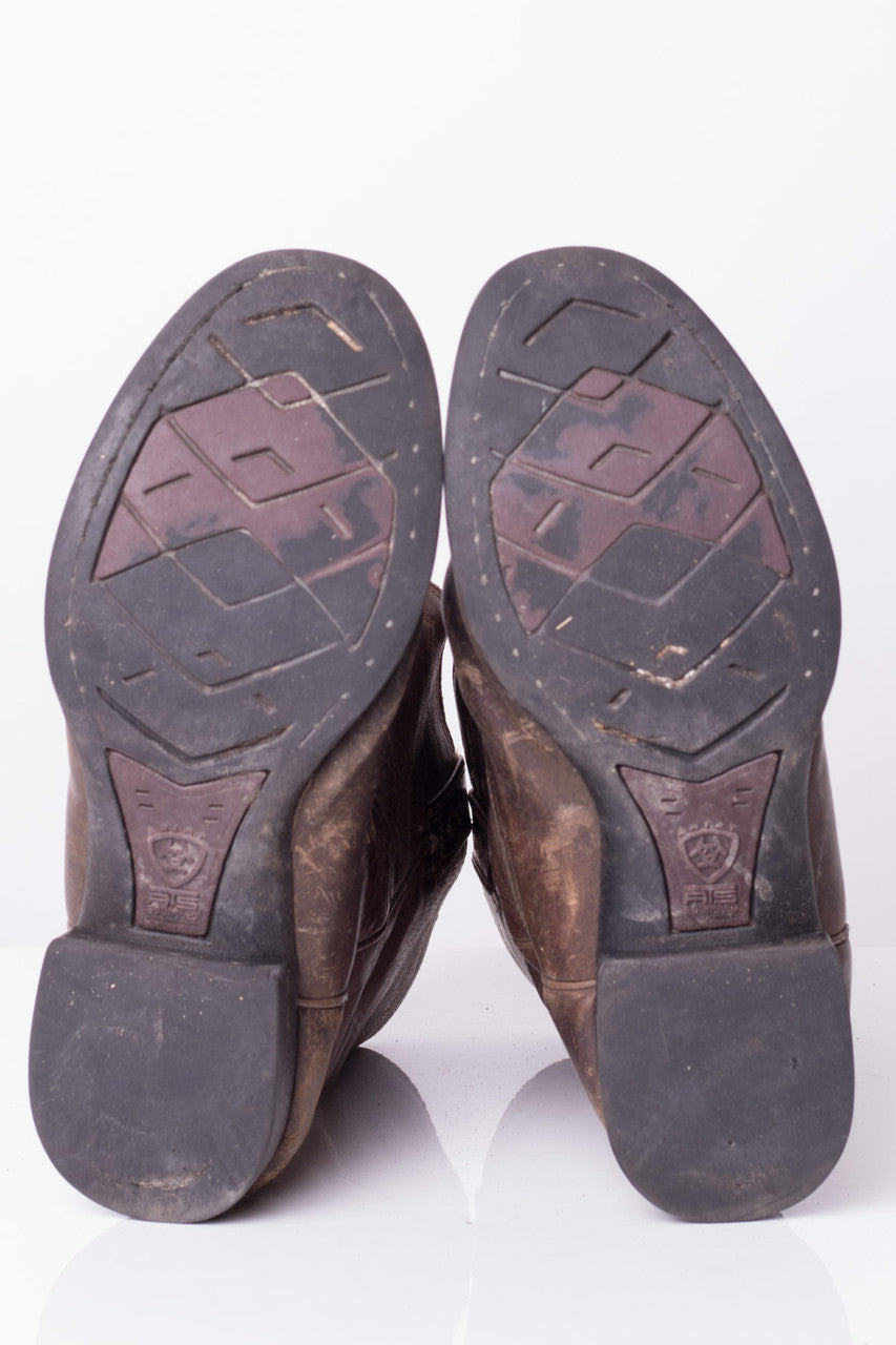Round Toe Ariat Cowboy Boots (8.5D)