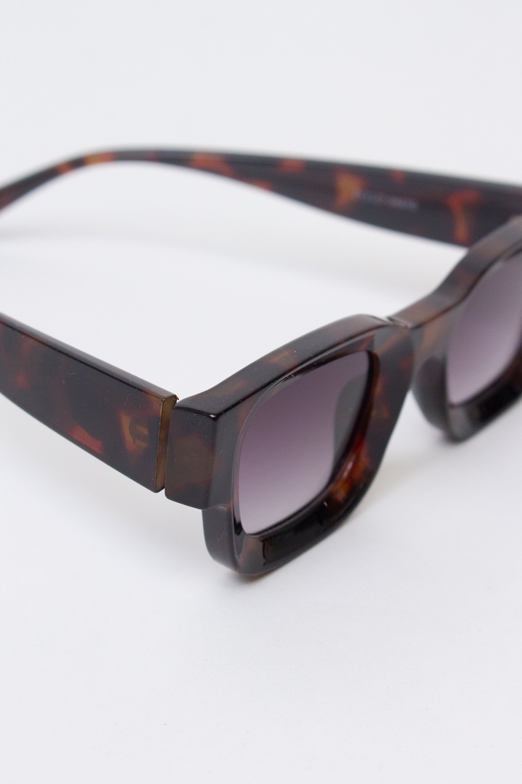Thick Tortoiseshell Frame Sunglasses