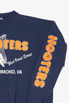 Vintage Navy Blue Hooters Richmond Virginia Sweatshirt (1990s)