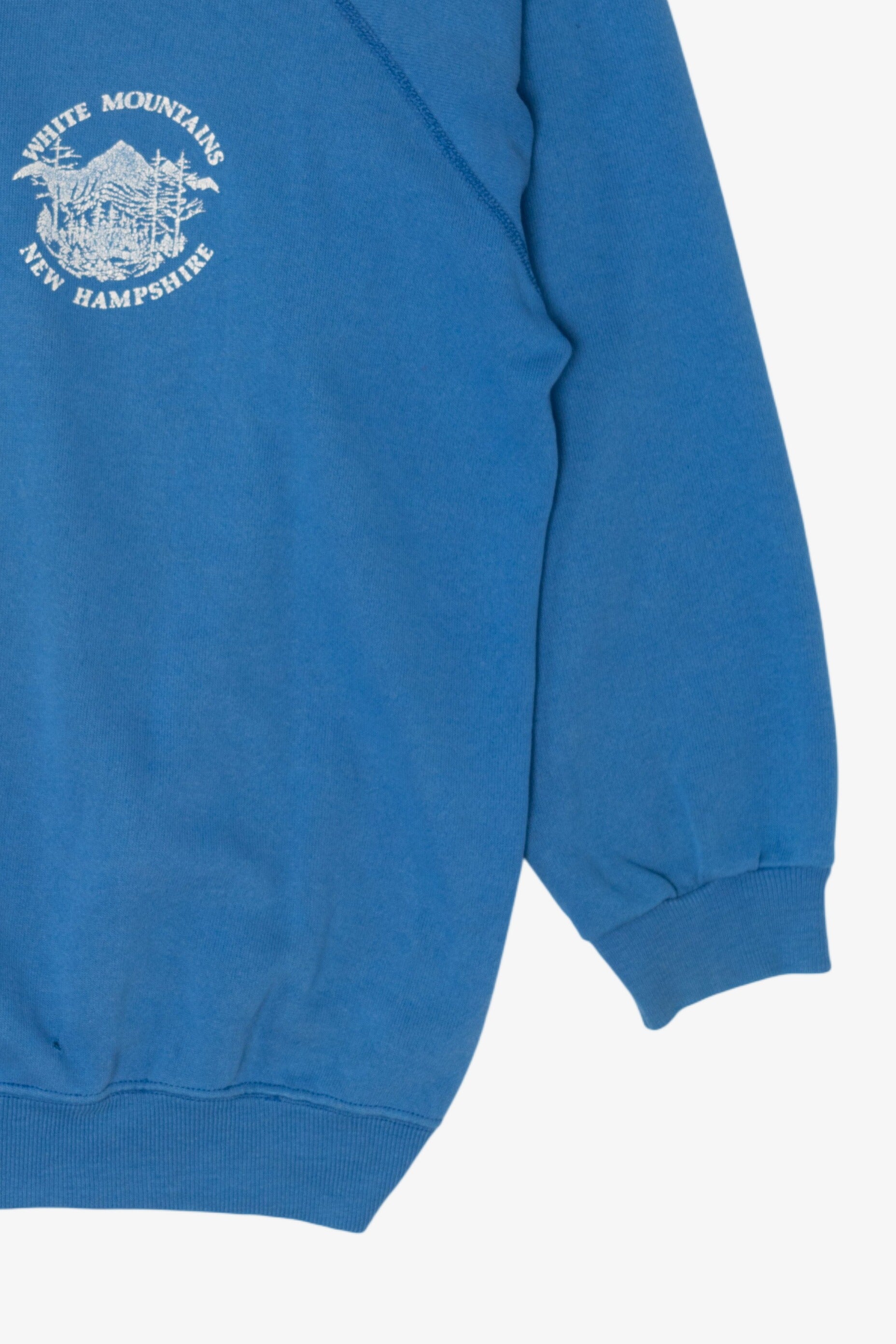 Vintage Blue White Mountains New Hampshire Raglan Sweatshirt (1990s)