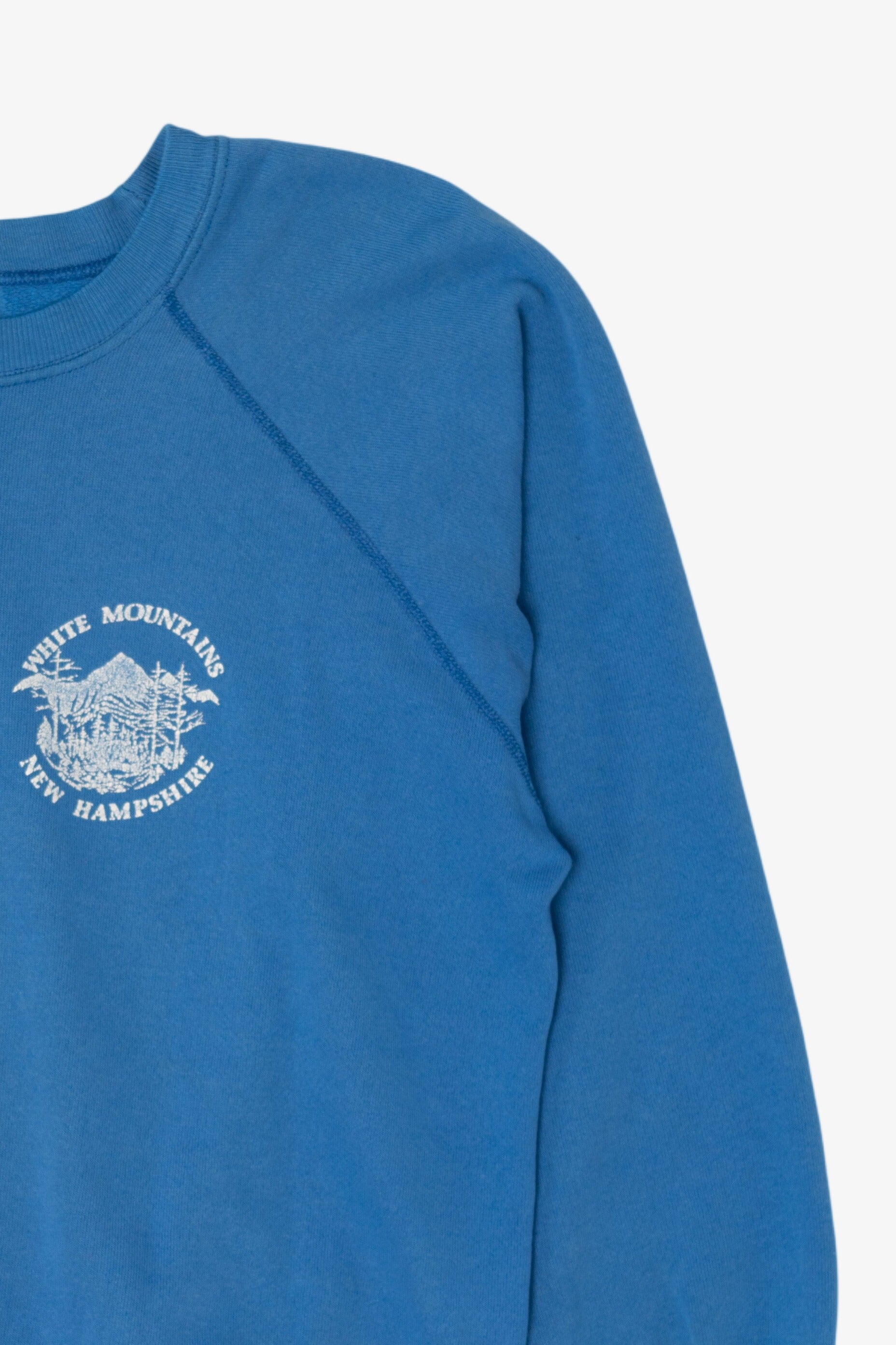 Vintage Blue White Mountains New Hampshire Raglan Sweatshirt (1990s)