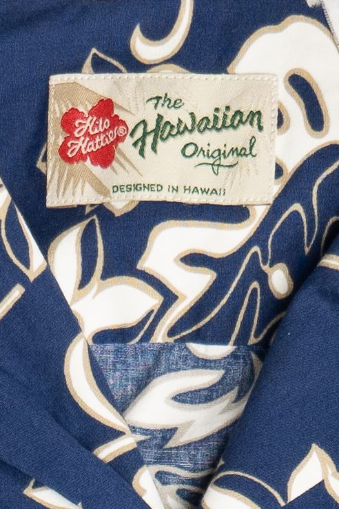 Vintage Hilo Hattie Navy Hibiscus Hawaiian Button Up Shirt (2000s)