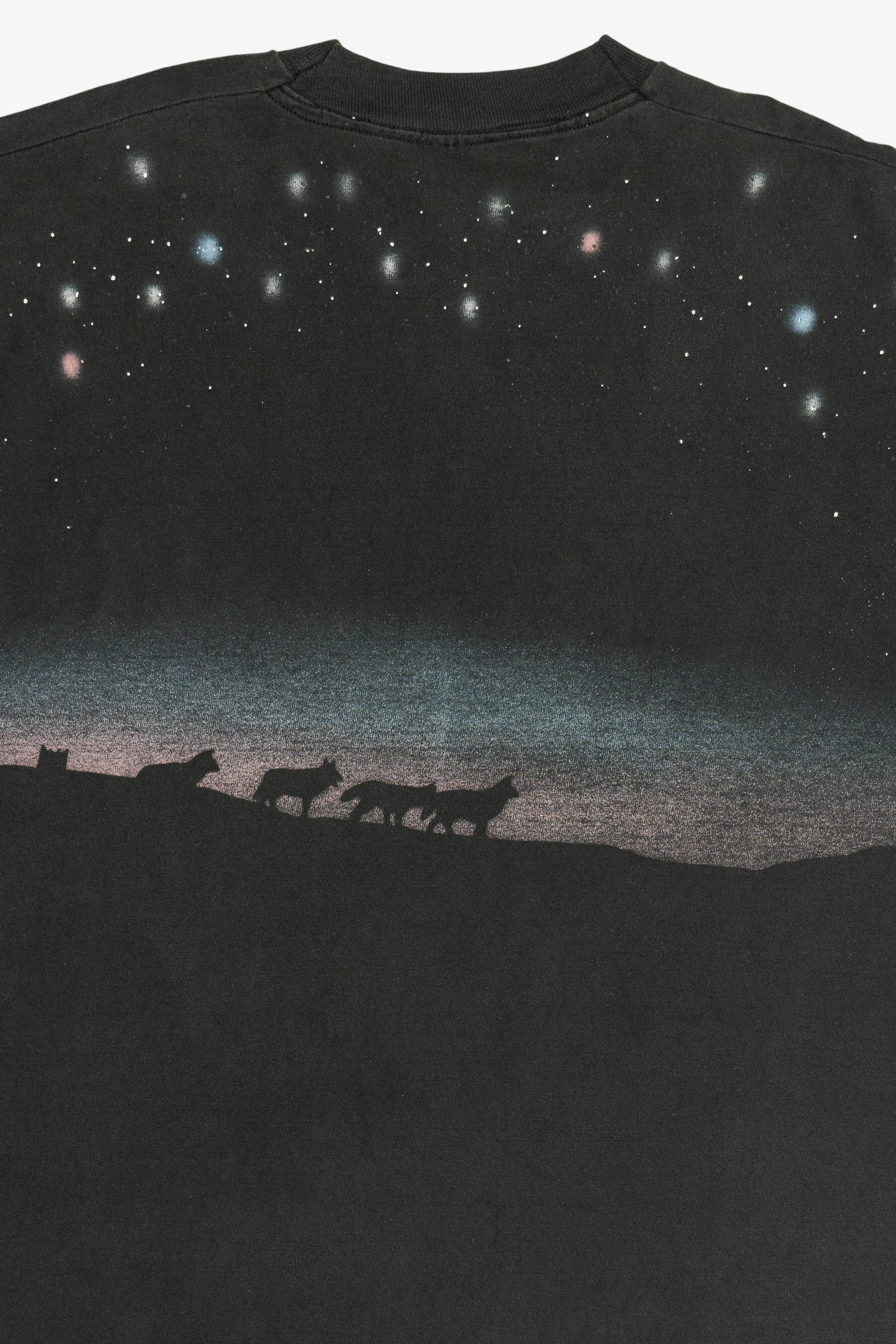 Vintage Distressed "The Stars Shine Brighter In Yellowstone" Howling Wolf Wraparound Print T-Shirt (1990s)
