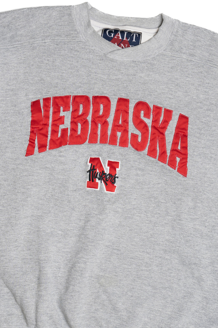 Vintage "Nebraska" Huskers Tackle Twill Lettering Sweatshirt (1990s)