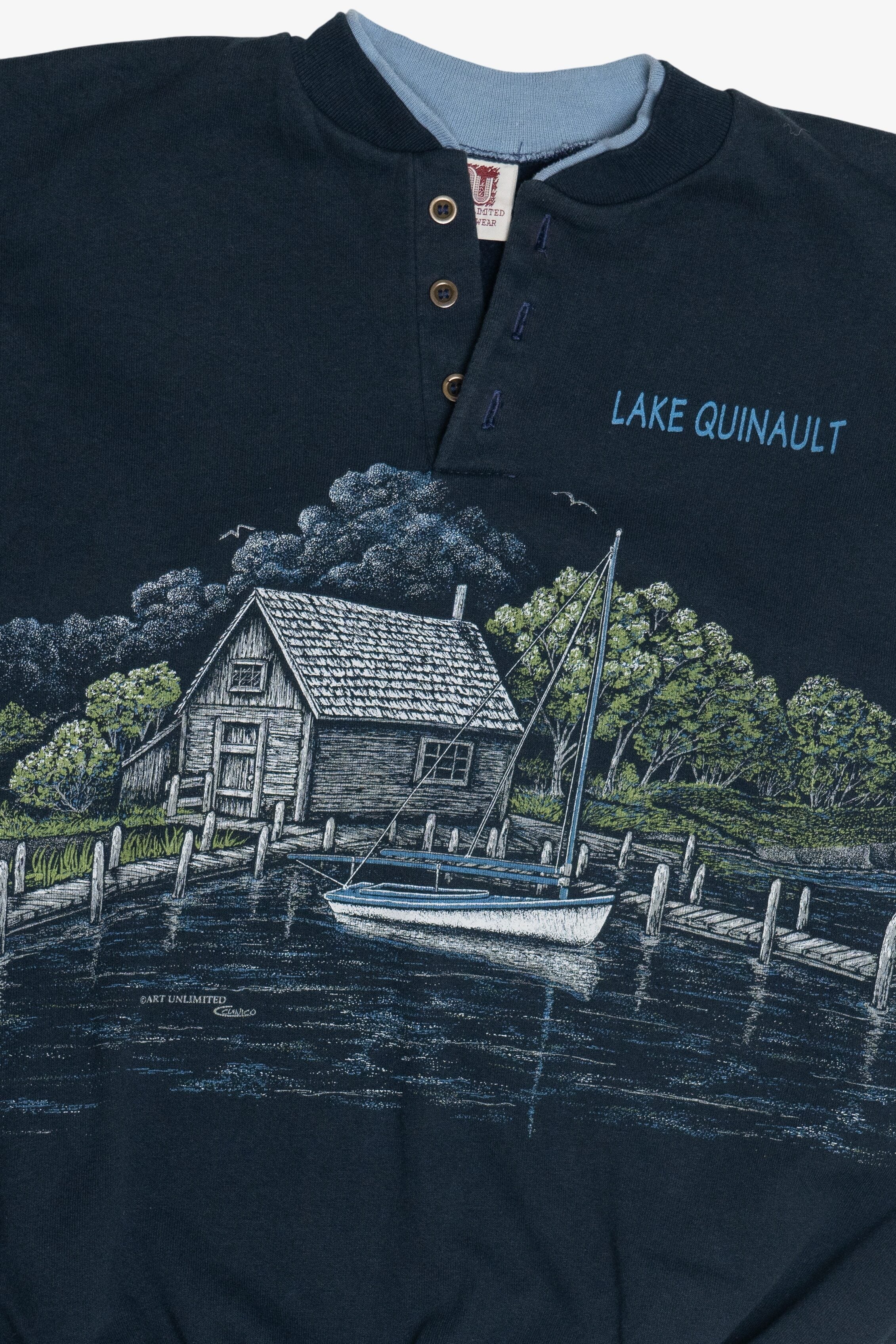 Vintage "Lake Quinault" Scenic Lake Cabin Wraparound Print Sweatshirt (1990s)