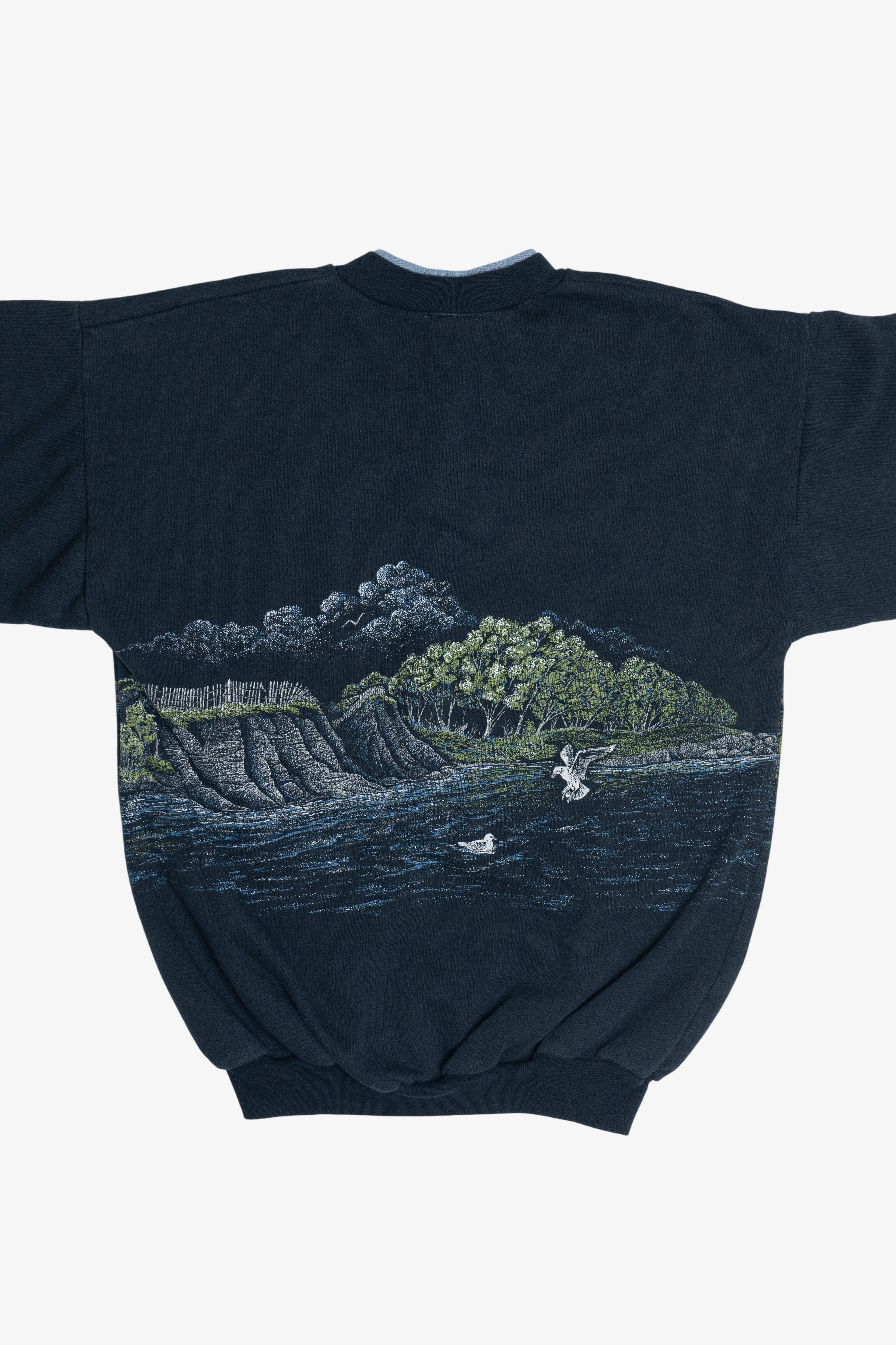Vintage "Lake Quinault" Scenic Lake Cabin Wraparound Print Sweatshirt (1990s)