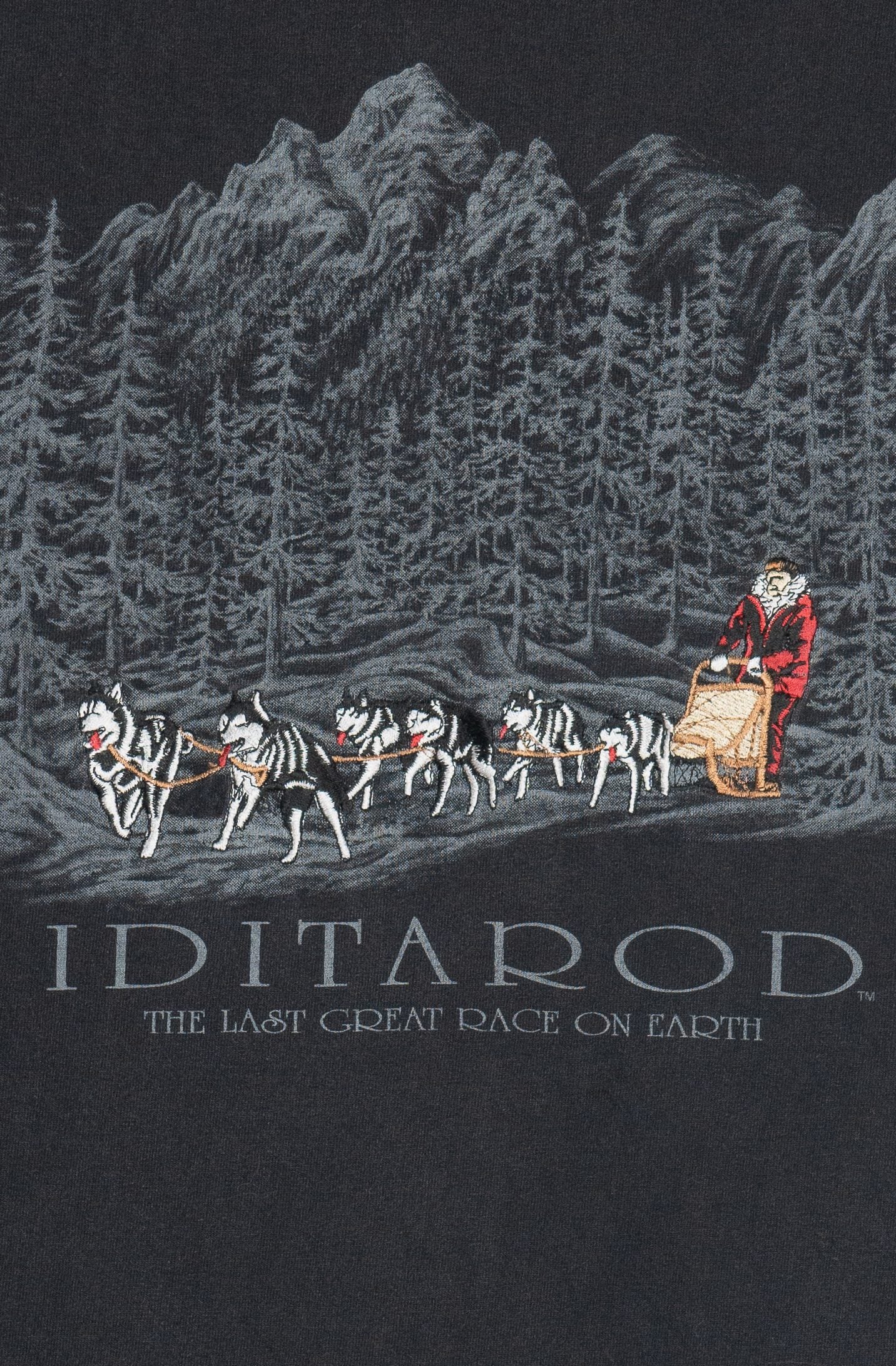 Vintage "Iditarod" Dog Sled Racing Embroidered Detail T-Shirt (1990s)